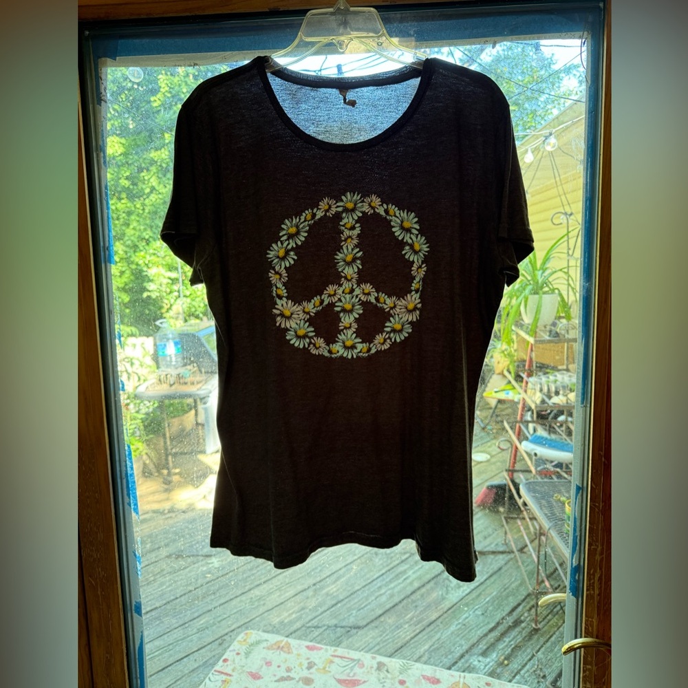 Dark Grey Charming Tee with a Peace ☮️ Sign made of Daisies